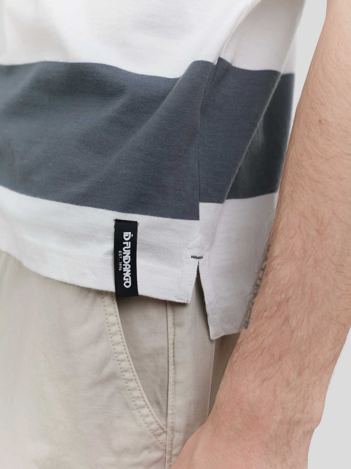 FUNDANGO Тениска Incognito Stripe
